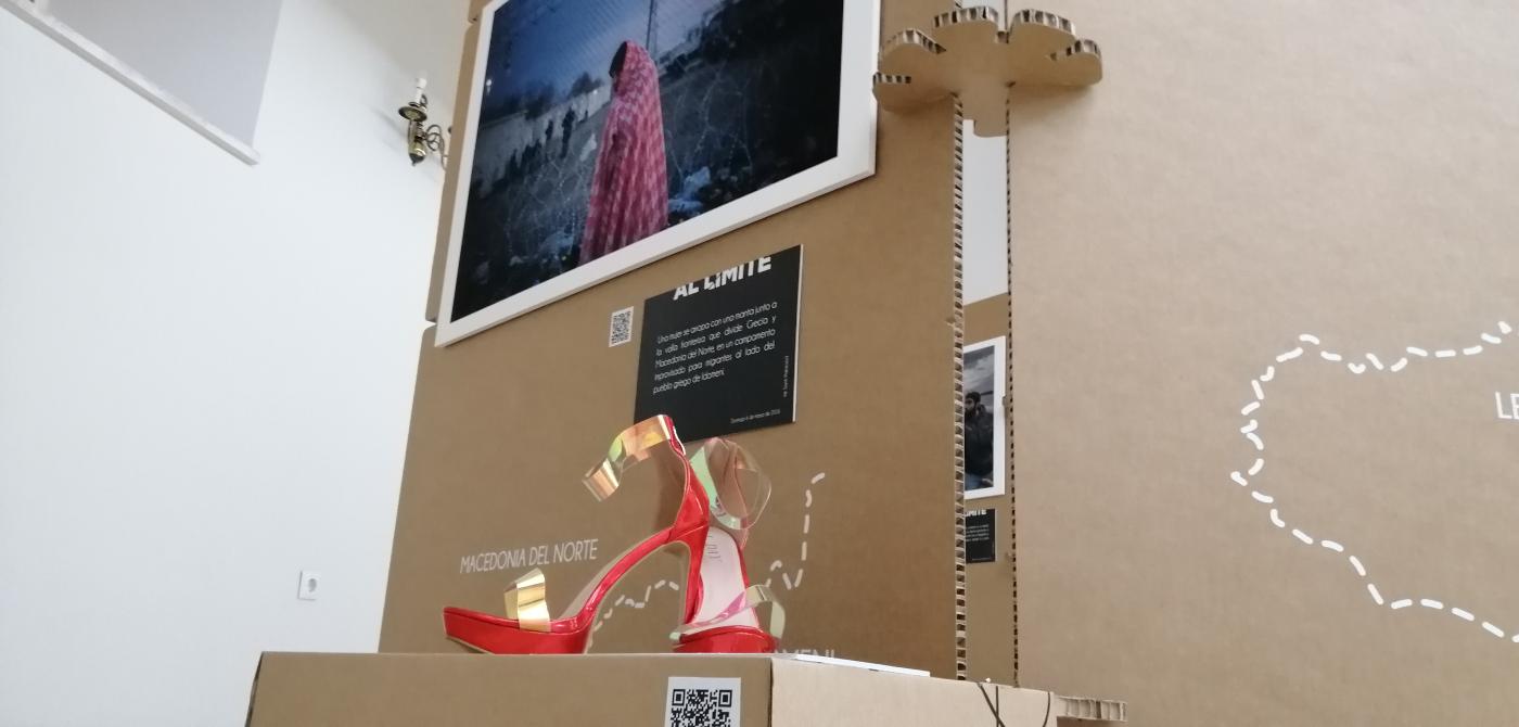 Visitantes ante la exposición // A. MEDINA