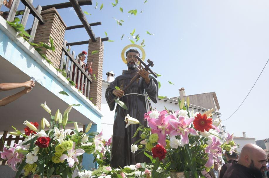 Los vecinos de Jubrique realizan su particular petalada con hojas de castaño al paso de la procesión de San Francisco