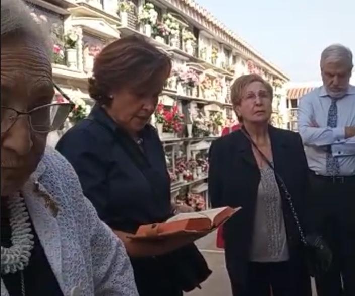 Fieles de la parroquia de San Patricio rezando ante la tumba de D. Francisco Acevedo