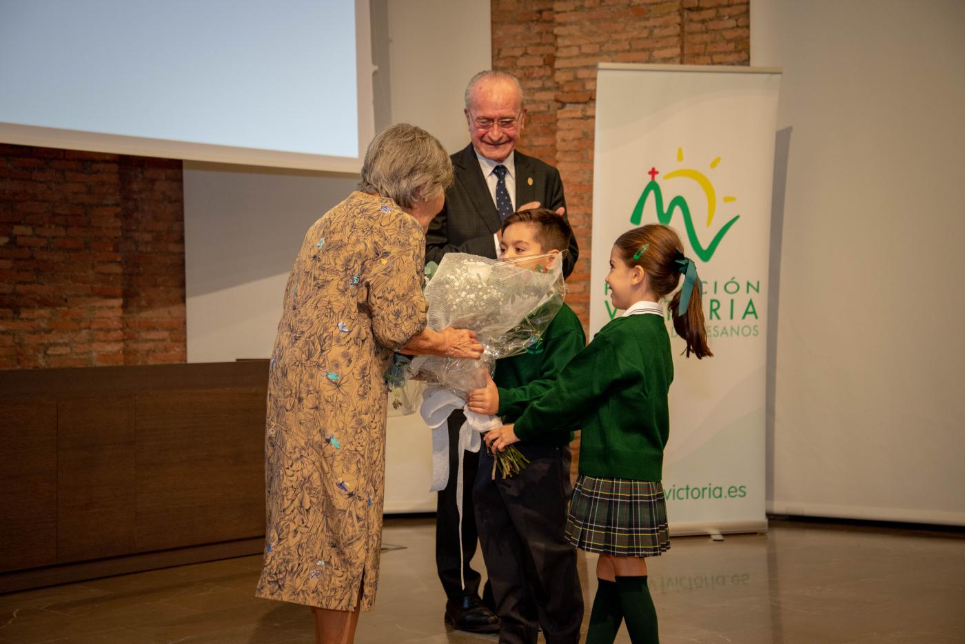 Alumnos de la Fundación Victoria hacen entrega de un ramo de flores a la mujer del alcalde, Rosa Francia FOTO: D. MARTÍN