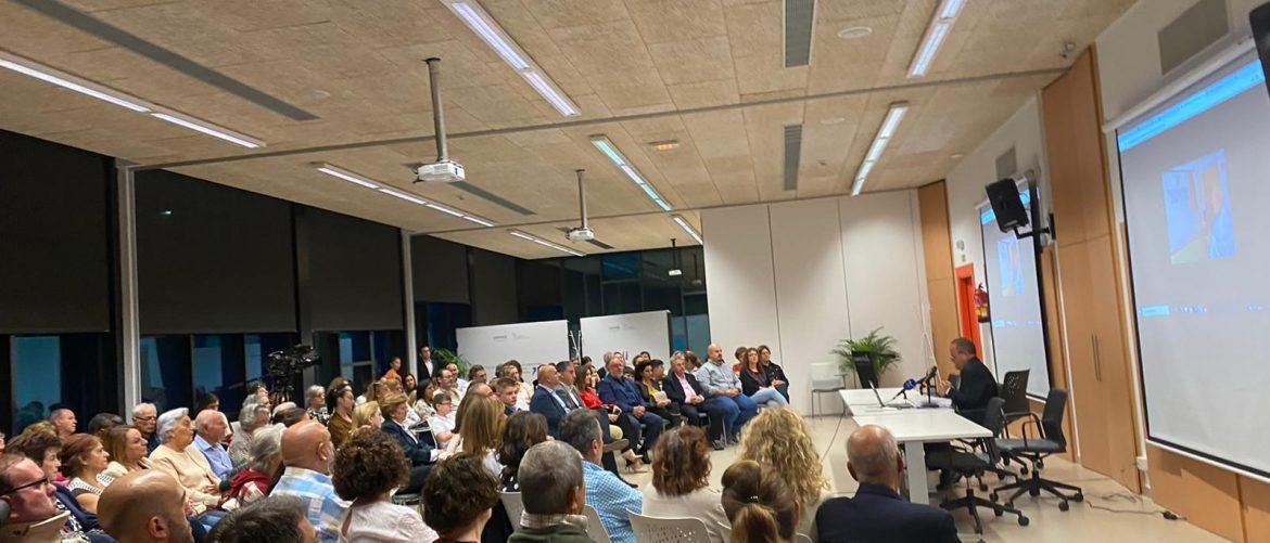 Presentación del libro de Francisco Lucas Carrasco. El autor, junto a su familia