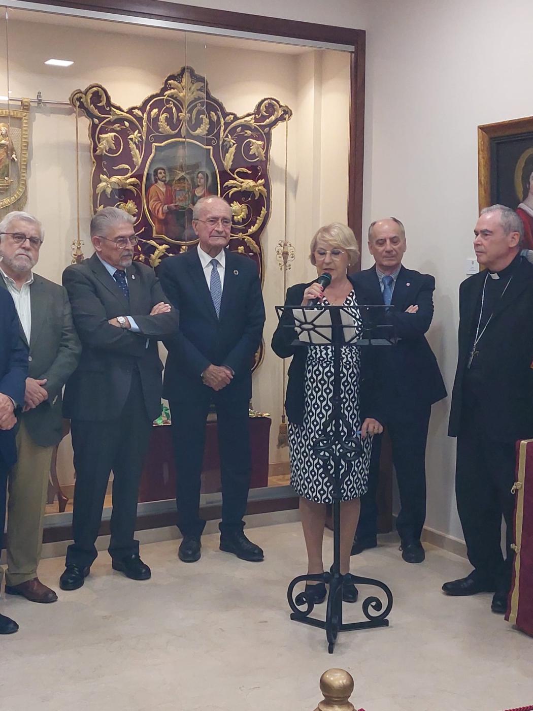 El obispo y el alcalde inauguran la sala de exposiciones de los Santos Patronos