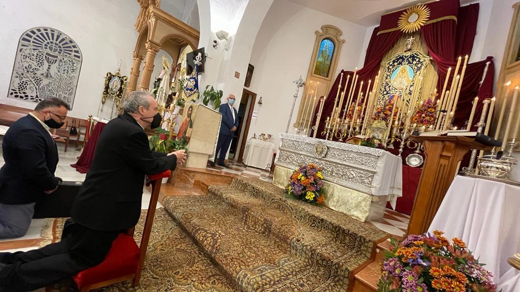 Mons. Catalá reza ante el simpecado de la hermandad rociera de la parroquia del Rincón de la Victoria