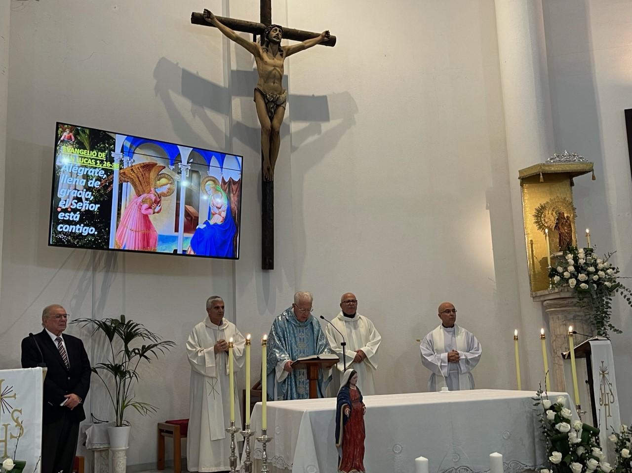 Los sacerdotes Manuel Márquez, Antonio Coronado, José León y José Planas, en el momento de la consagración