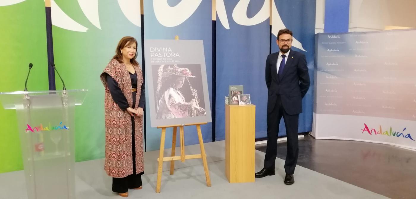 Gemma del Corral, delegada territorial de Turismo, Cultura y Deporte de la Junta de Andalucía en Málaga, y Juan A. Navarro, hermano mayor de la Divina Pastora de Málaga/A. MEDINA