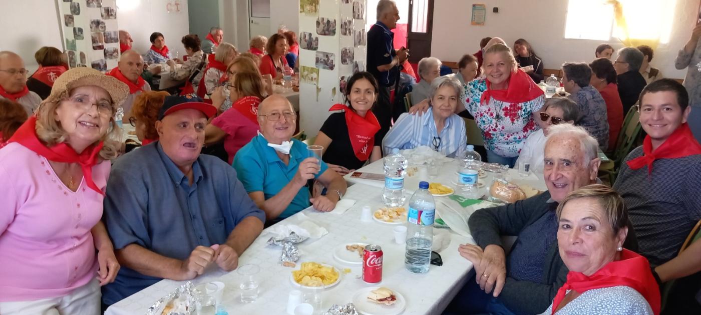 Comida fraterna durante una peregrinación de Málaga a Gibralgalia