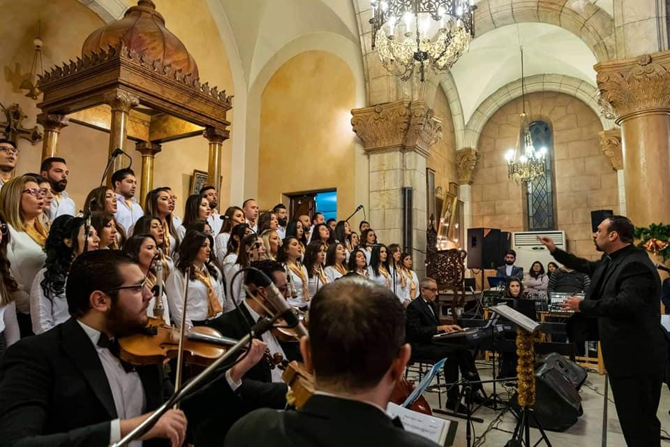 P. Fadi Najjar, sacerdote en Alepo, con el coro de la iglesia de San Miguel