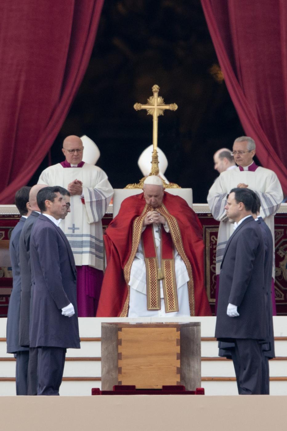 Misa exequial de Benedicto XVI presidida por el papa Francisco. FOTO: DANIEL IBÁÑEZ