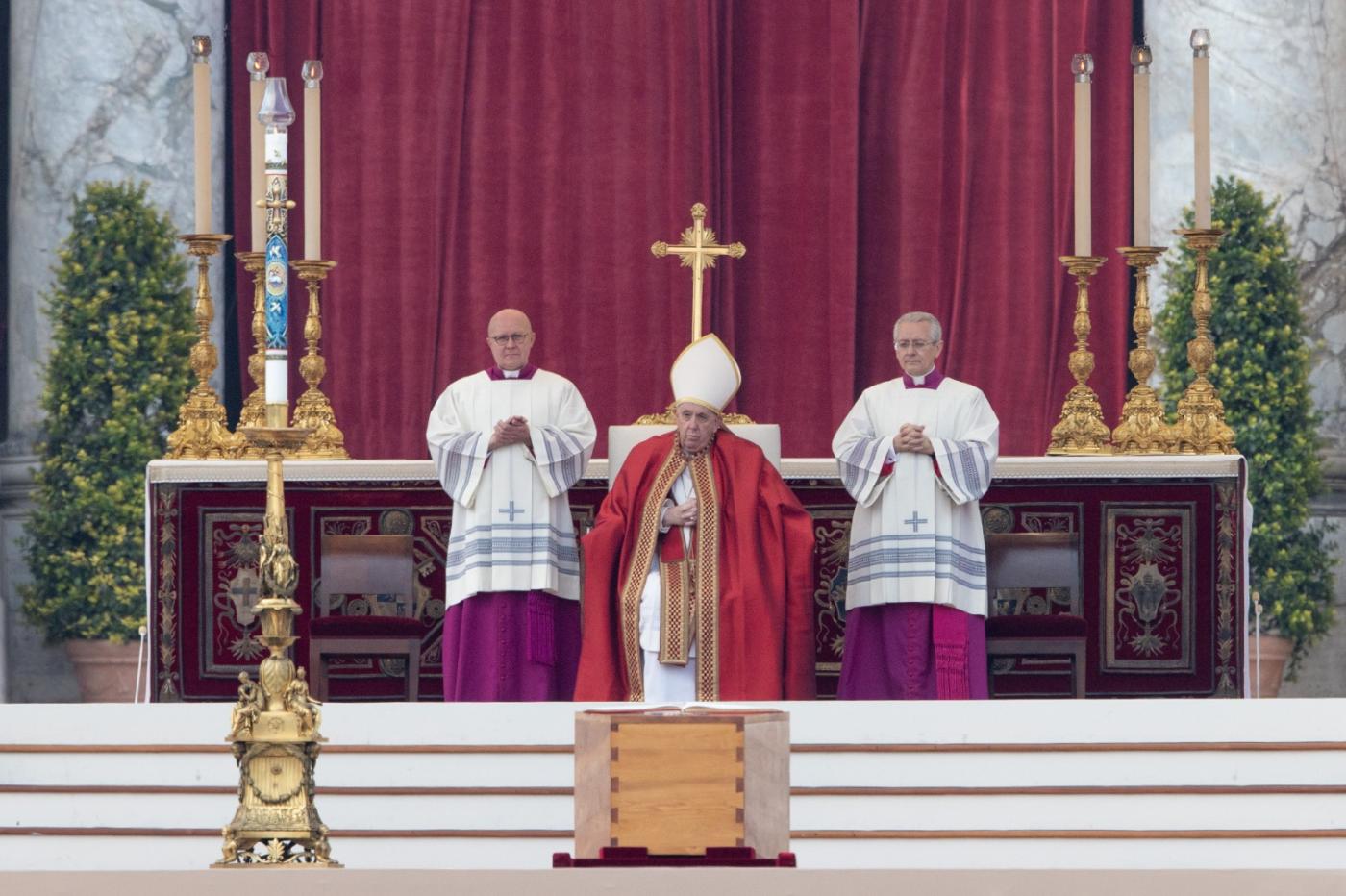 Misa exequial de Benedicto XVI presidida por el papa Francisco. FOTO: DANIEL IBÁÑEZ