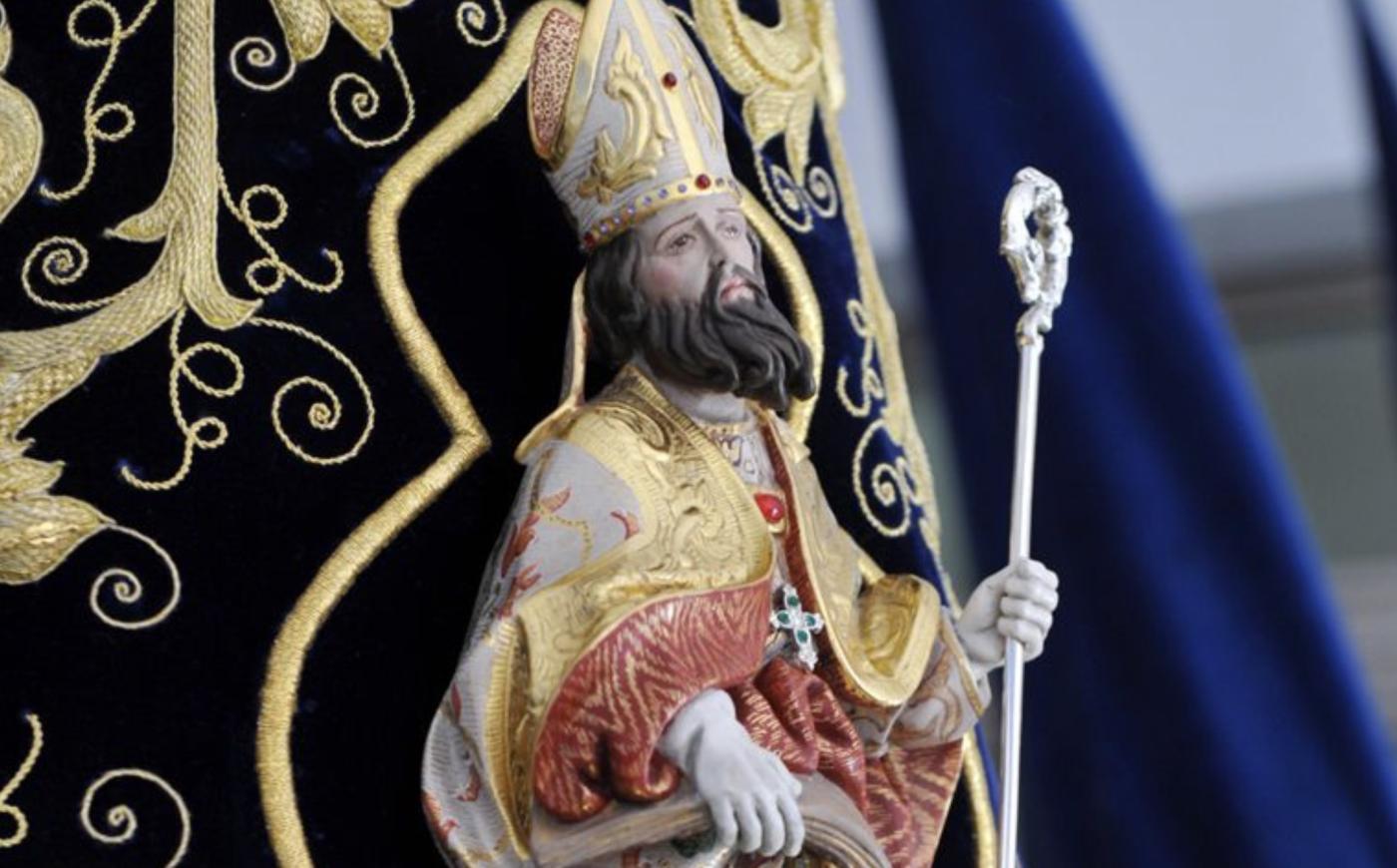 San Ildefonso de Toledo, revestido por María