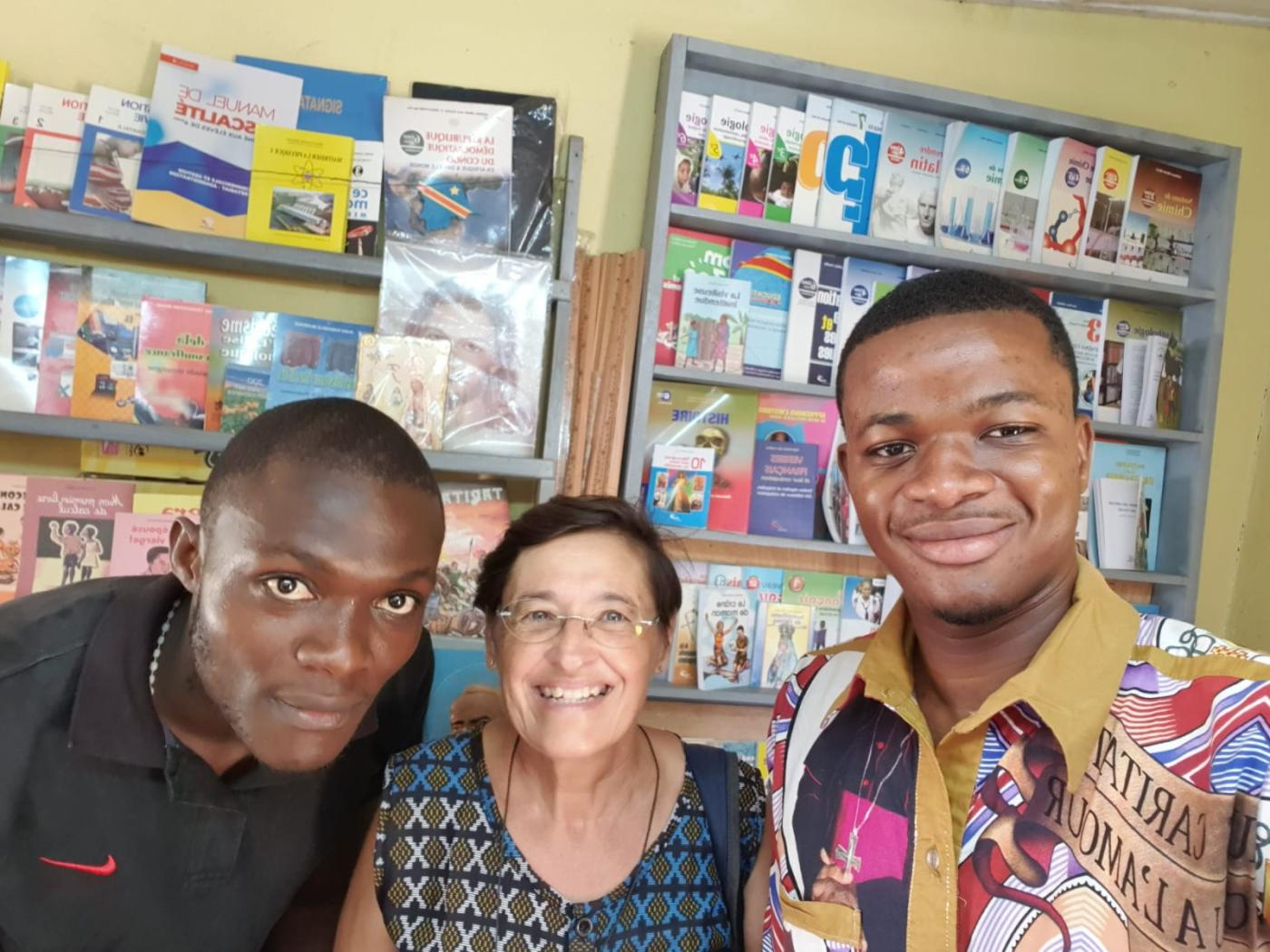 Mª Dolores en una de las librerías diocesanas de Boma
