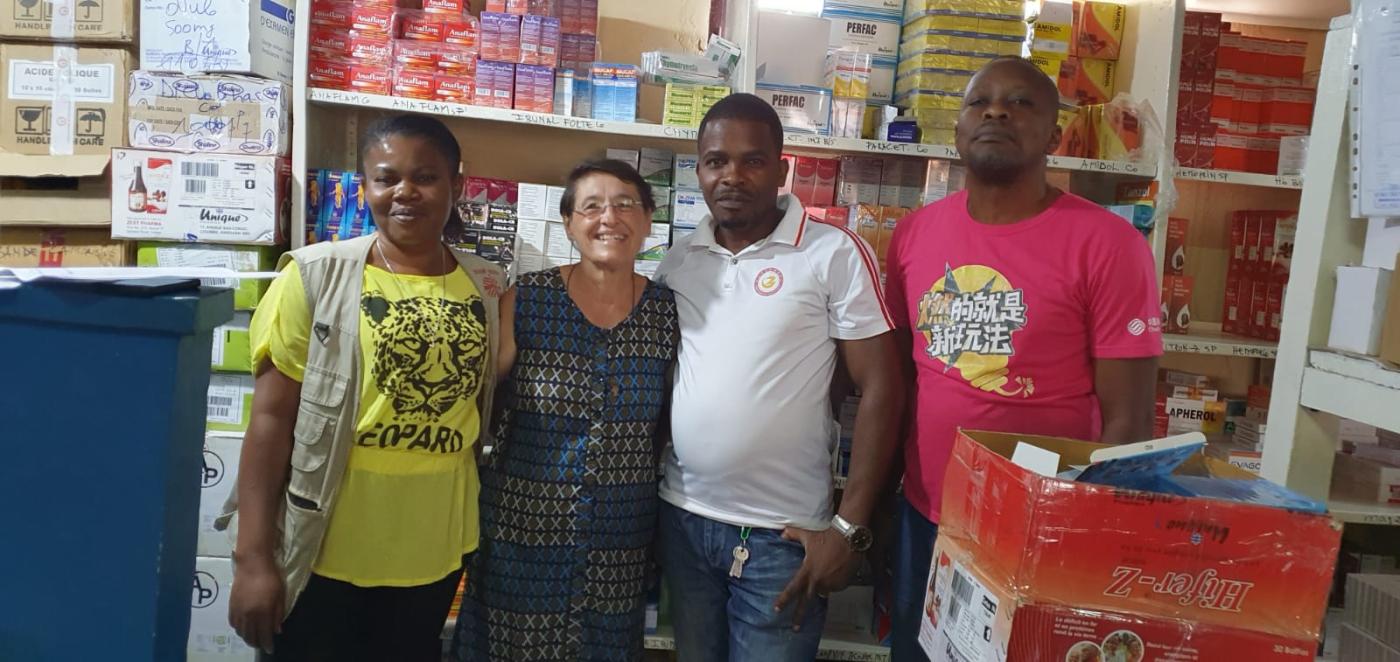 Mª Dolores en el almacén de medicamentos de Boma