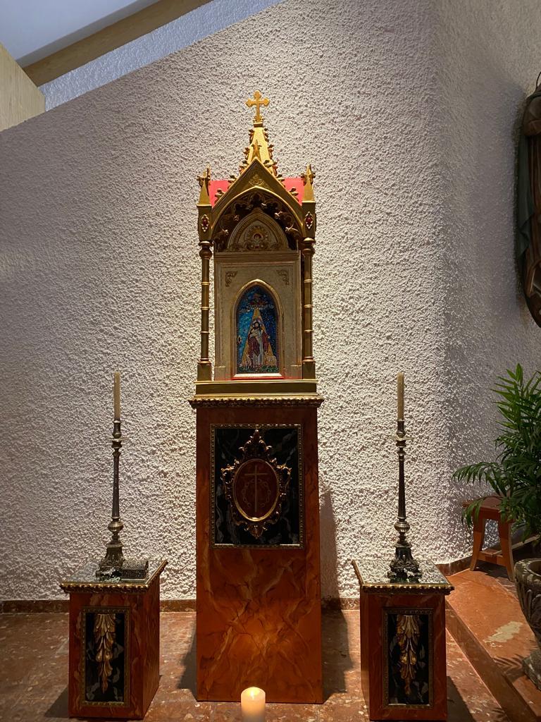 El Sr. Obispo bendice el nuevo Sagrario de San Miguel, en Nerja, durante la Visita Pastoral