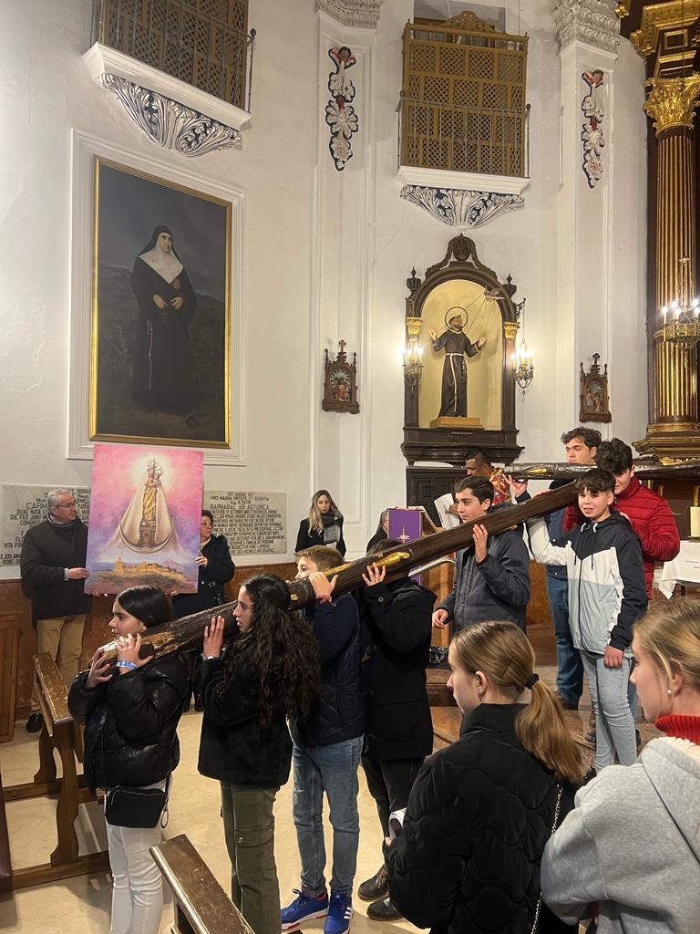 Los jóvenes del arciprestazgo de Antequera celebran un Via Crucis callejero al inicio de la Cuaresma