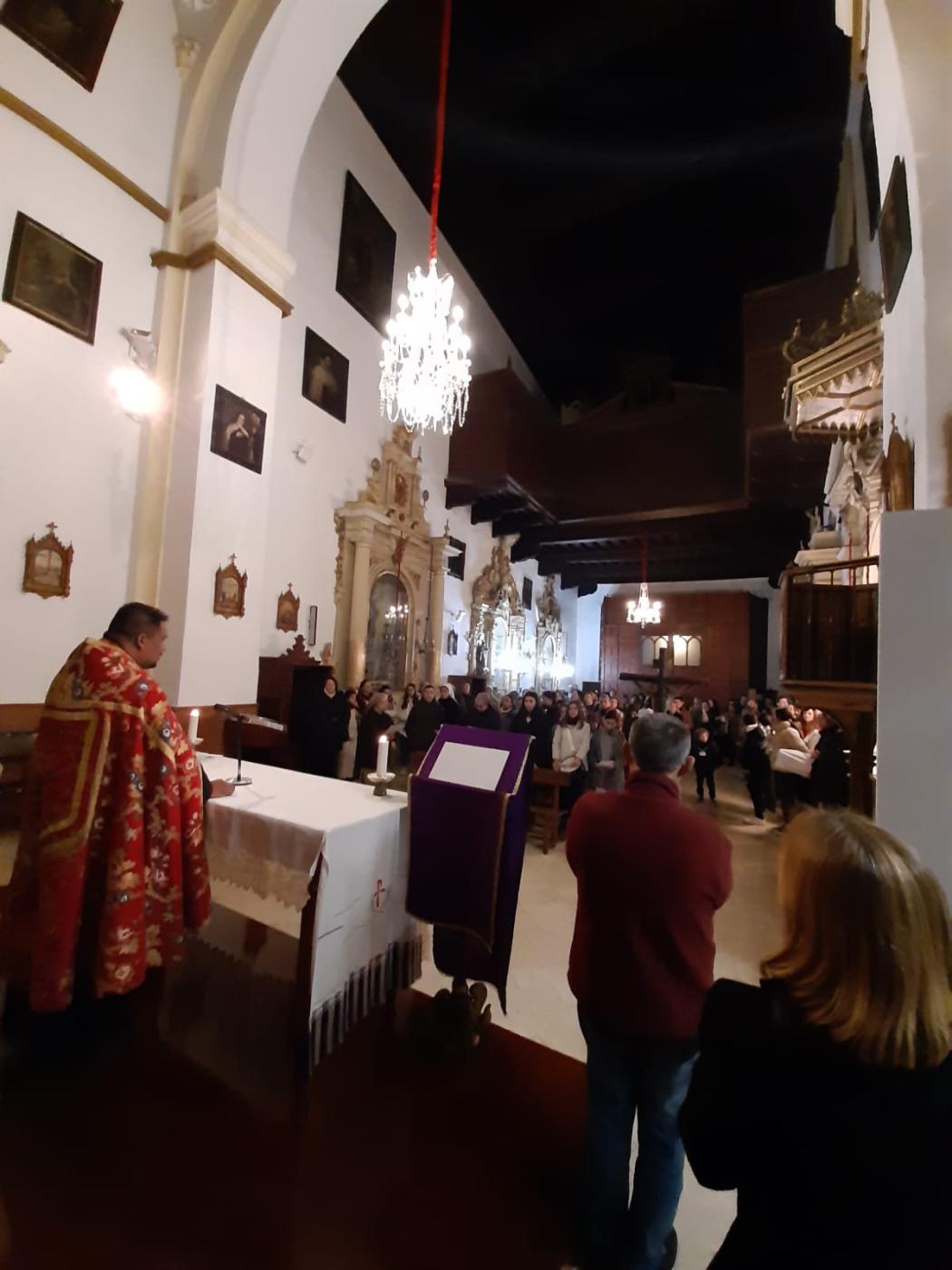 Los jóvenes del arciprestazgo de Antequera celebran un Via Crucis callejero al inicio de la Cuaresma