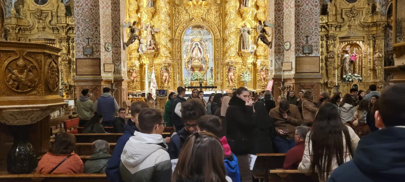 Los jóvenes del arciprestazgo de Antequera celebran un Via Crucis callejero al inicio de la Cuaresma