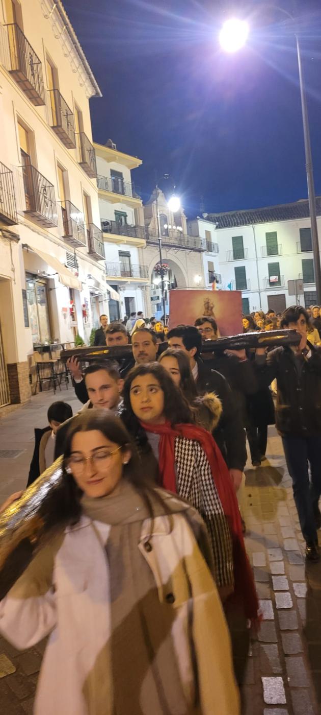 Los jóvenes del arciprestazgo de Antequera celebran un Via Crucis callejero al inicio de la Cuaresma