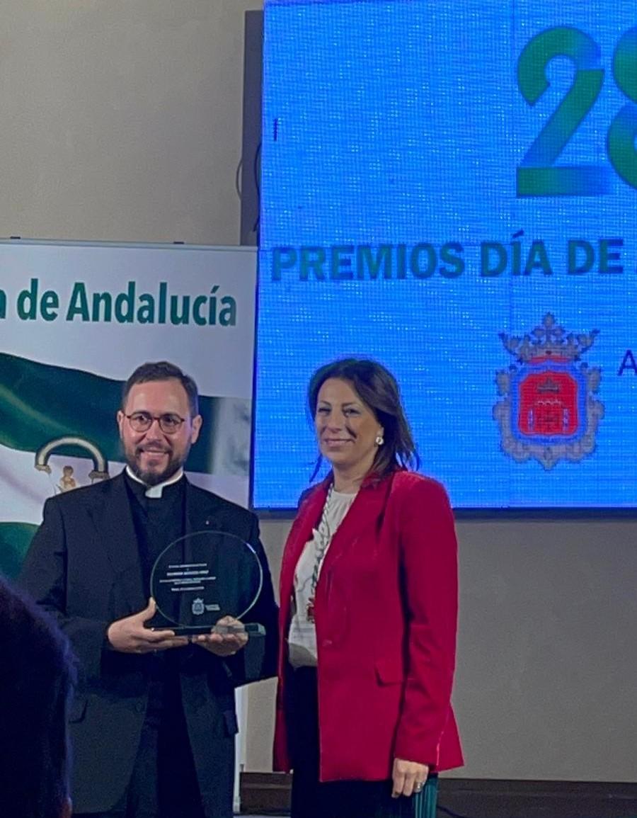 Salvador Aguilera recoge el reconocimiento del Día de Andalucía de manos de la alcaldesa de Ronda Mª Paz Fernández