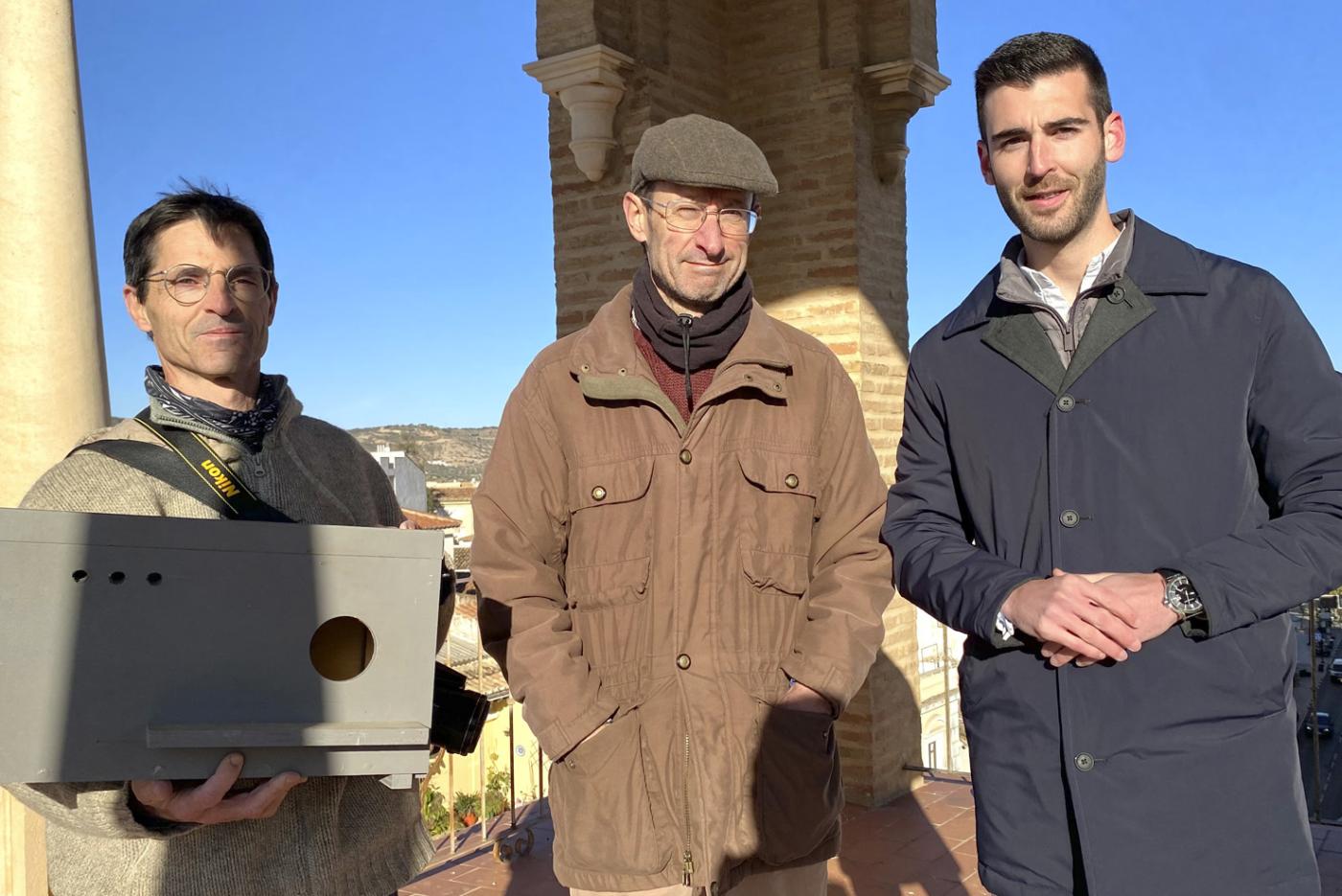 Instalación de una caja para ayudar a la nidificación del cernícalo primilla en Antequera. FOTO: Francisco Rodríguez Rodríguez