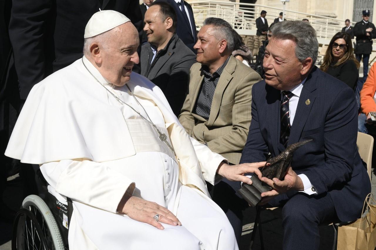 La Agrupación de Cofradías de Vélez entrega su escudo de oro al papa Francisco