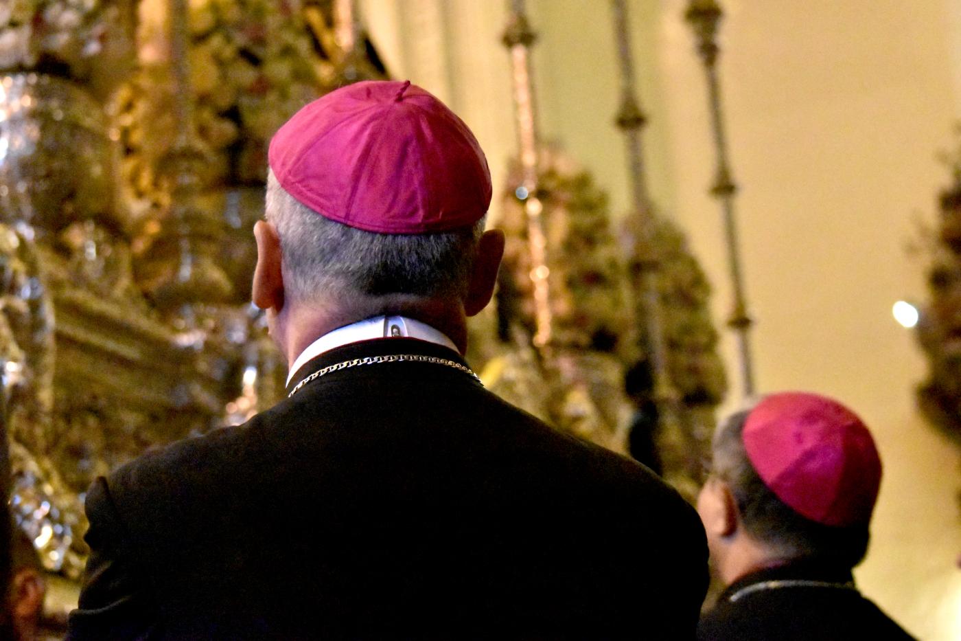 El Nuncio Apostolico contemplando la imagen de Mari?a de la Crucifixión //J DURAN