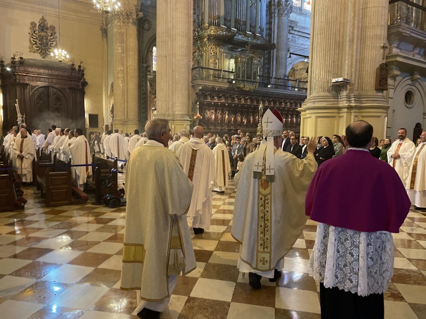 Misa Crismal en la Catedral, presidida por el Sr. Obispo, D. Jesús Catalá // E. LLAMAS