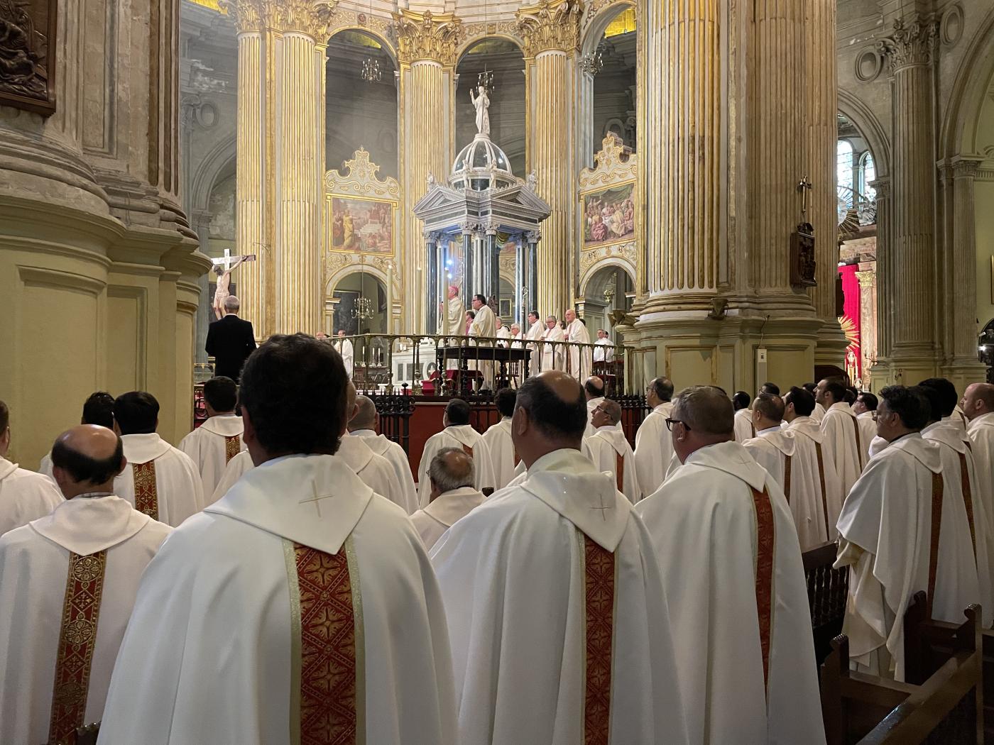 Misa Crismal en la Catedral, presidida por el Sr. Obispo, D. Jesús Catalá // E. LLAMAS