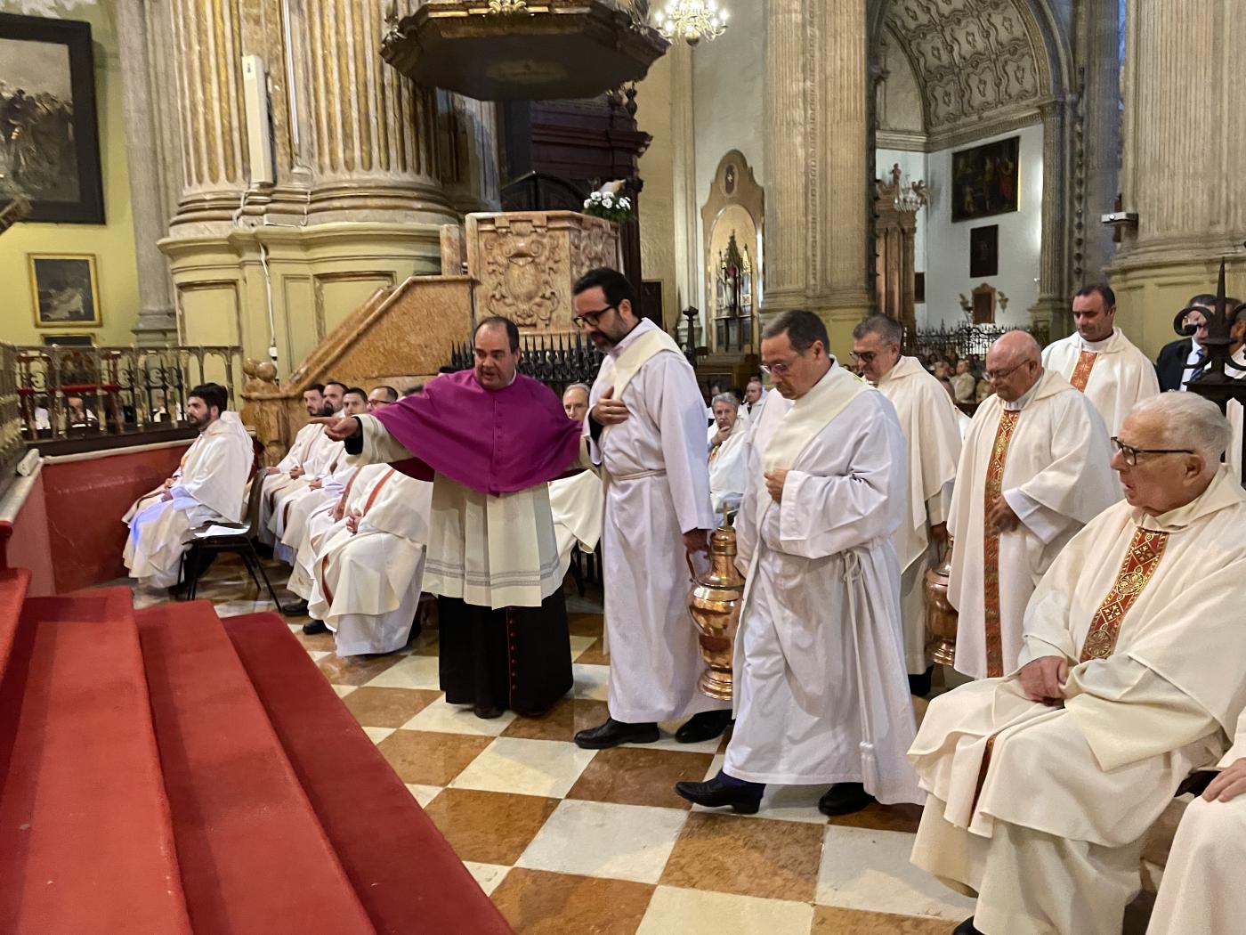 Misa Crismal en la Catedral, presidida por el Sr. Obispo, D. Jesús Catalá // E. LLAMAS