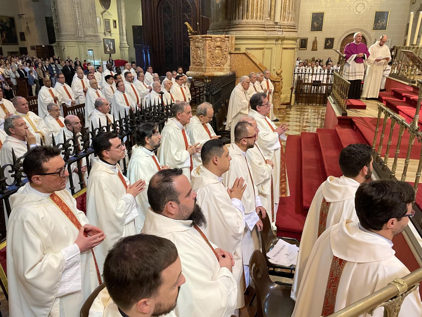 Misa Crismal en la Catedral, presidida por el Sr. Obispo, D. Jesús Catalá // E. LLAMAS