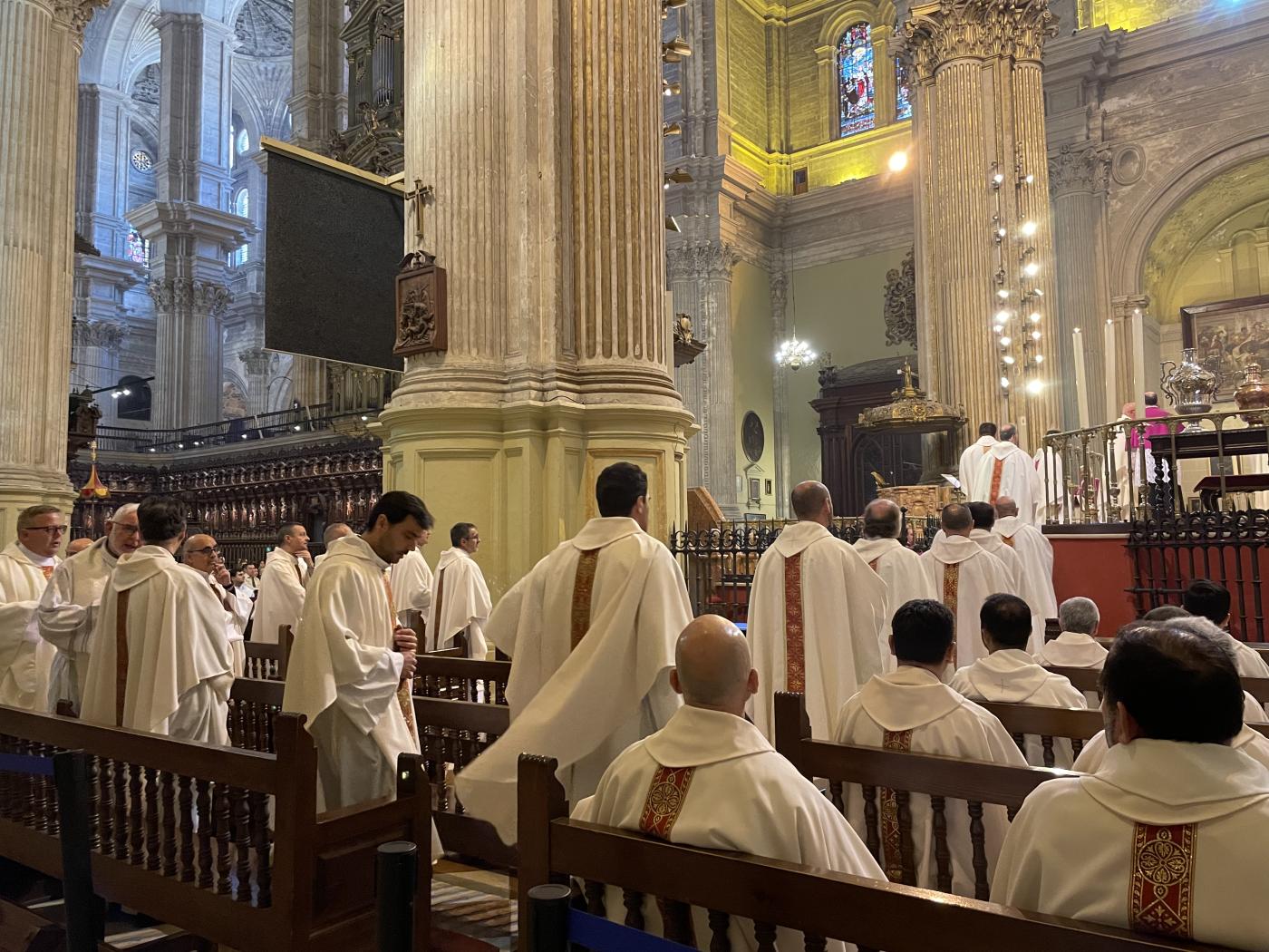 Misa Crismal en la Catedral, presidida por el Sr. Obispo, D. Jesús Catalá // E. LLAMAS