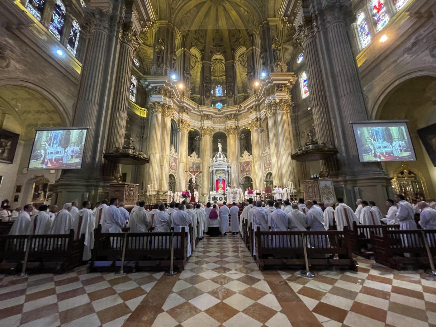 Misa Crismal en la Catedral, presidida por el Sr. Obispo, D. Jesús Catalá // E. LLAMAS