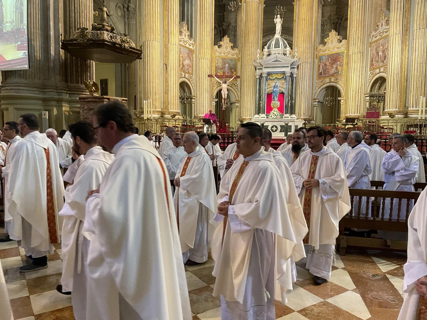 Misa Crismal en la Catedral, presidida por el Sr. Obispo, D. Jesús Catalá // E. LLAMAS