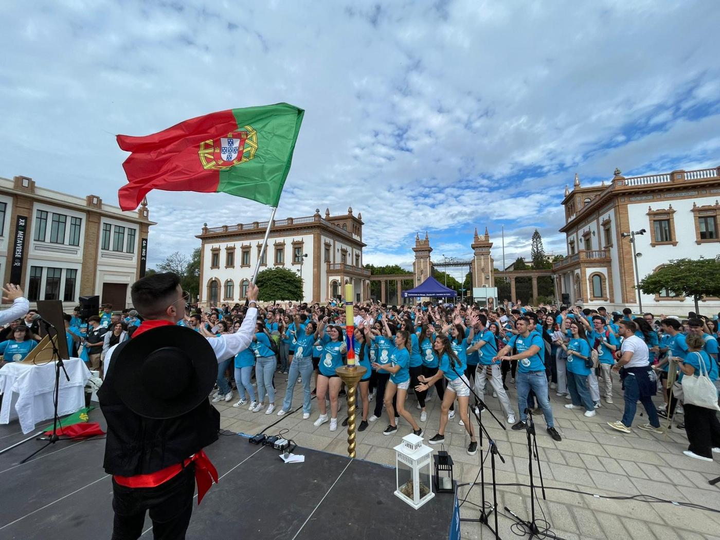 Los jóvenes toman Huelin para celebrar el EDJ