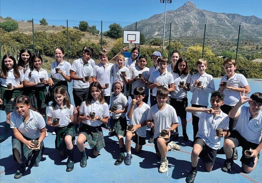 Alumnos de la Fundación Victoria celebrando el Día de la Tierra