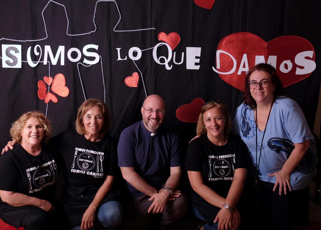 Más de 100 participantes en el almuerzo solidario de la parroquia de San Dámaso