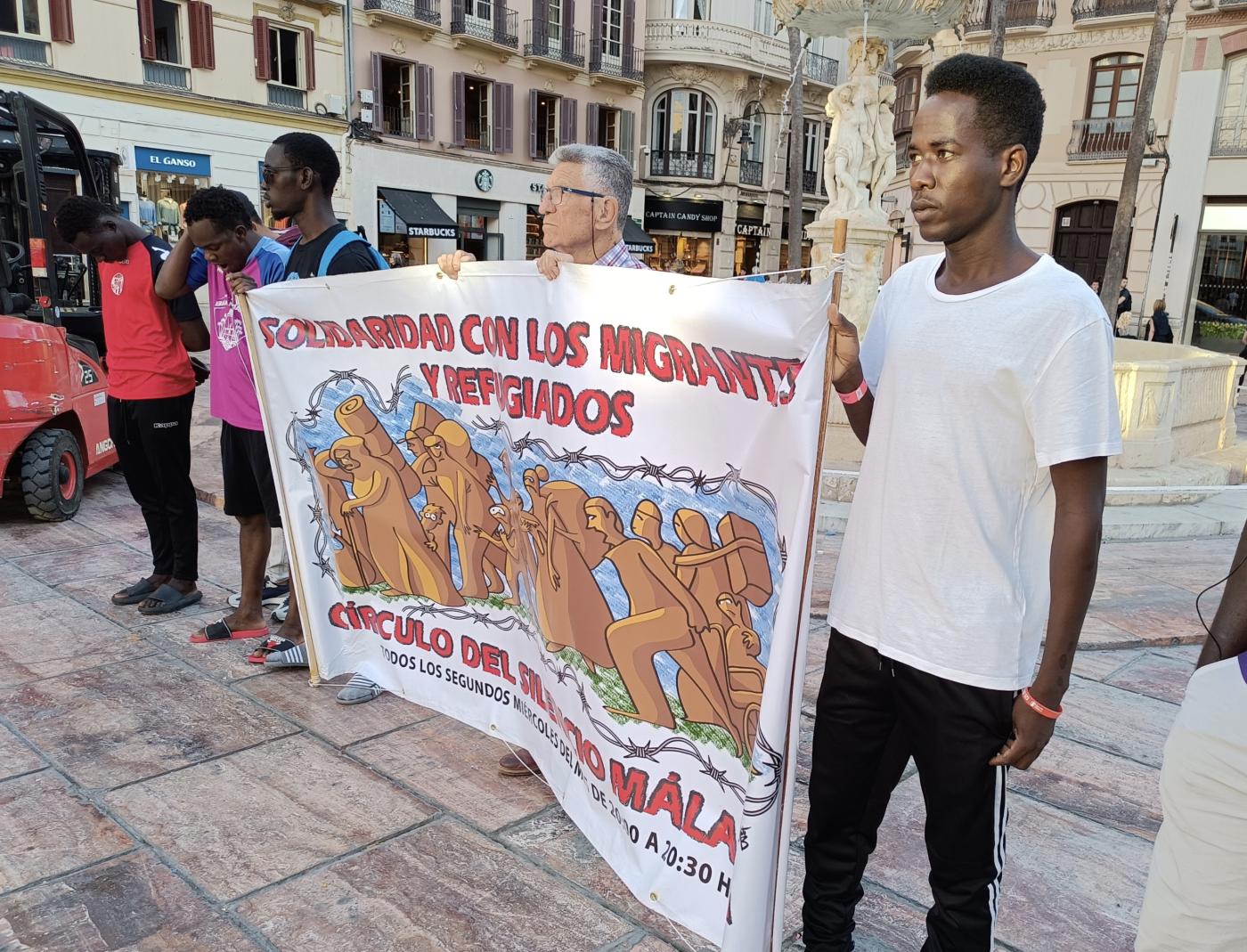 El Círculo de Silencio recuerda a las víctimas de la tragedia de Melilla hace un año