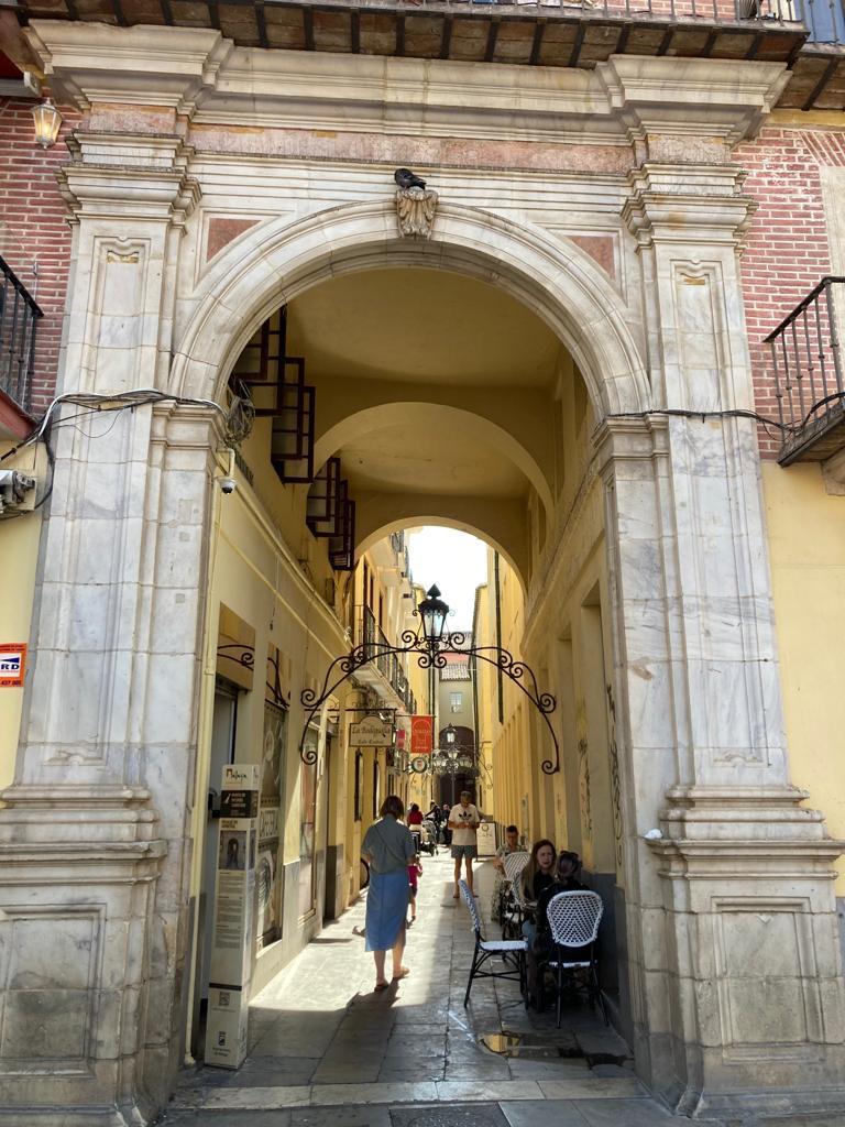 «Donde está el arco de Chinitas se encontraba la iglesia de la Inmaculada Concepción del Convento de las Agustinas Descalzas»