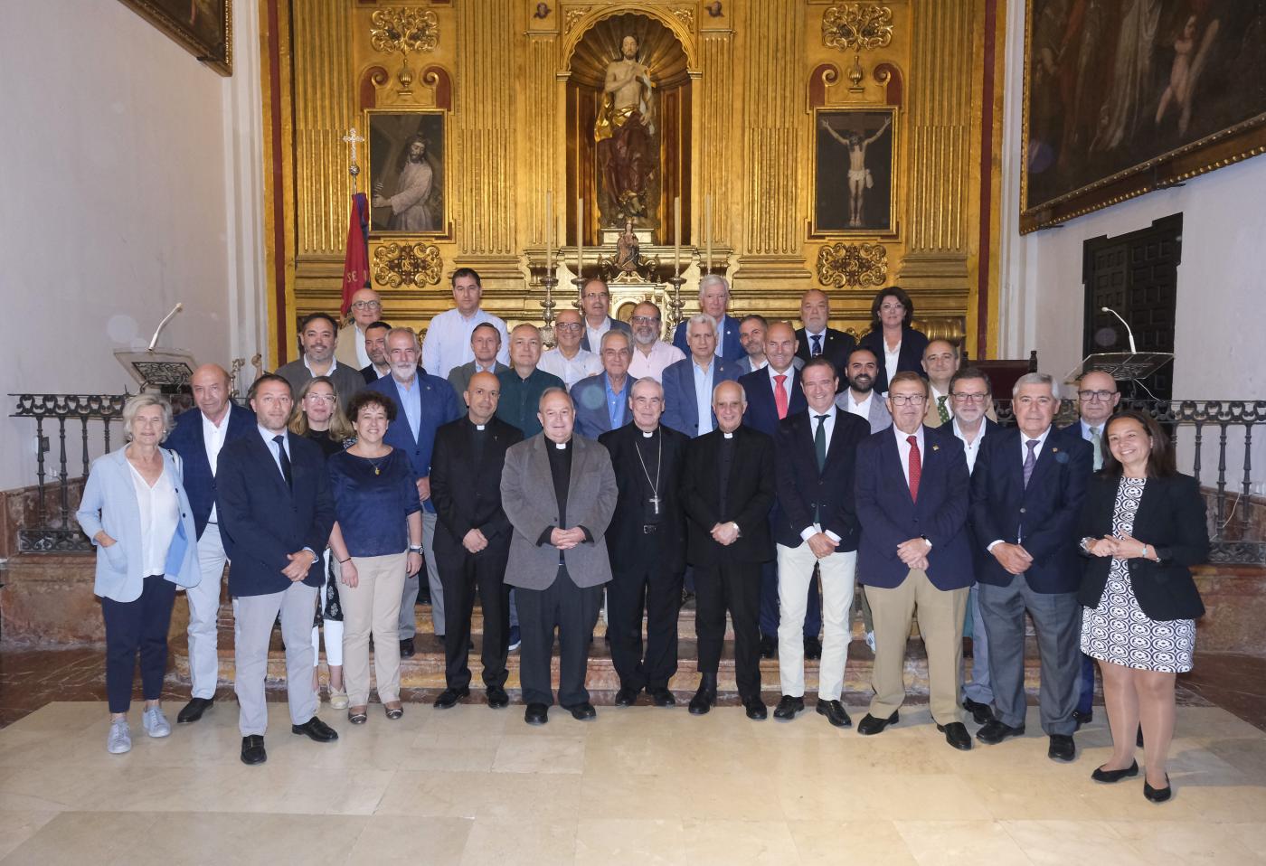 Mons. Catalá asistió a la conferencia de Mons. Rino Fisichella en Málaga. En la foto, junto a numerosos representantes del mundo cofrade, el vicario para la Evangelización y el delegado de Hermandades y Cofradías