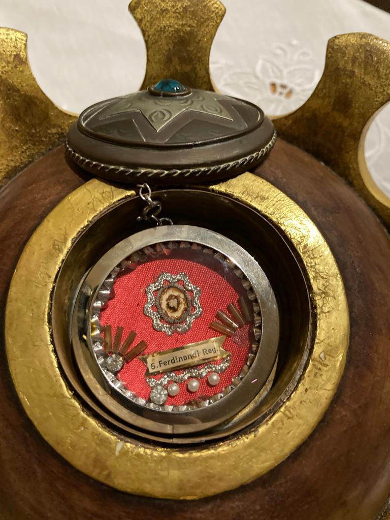 Detalle de la reliquia del santo que se conserva en la corona que sostiene en su mano