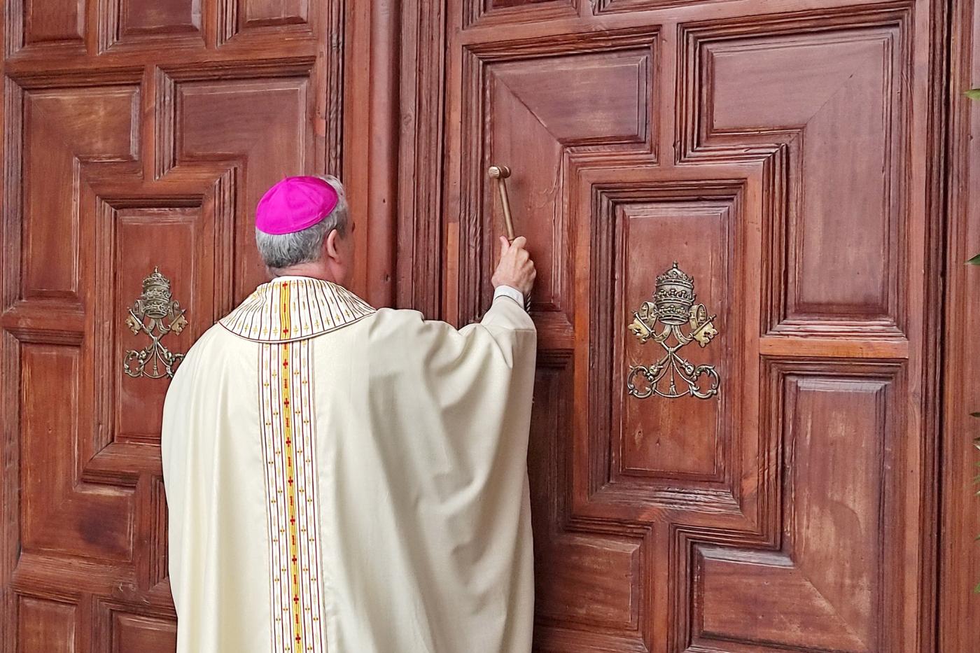 Apertura de la Puerta Santa en el Santuario de la Victoria con motivo del jubileo por el centenario de la Cofradía del Amor y Caridad. FOTO: JUAN DURÁN