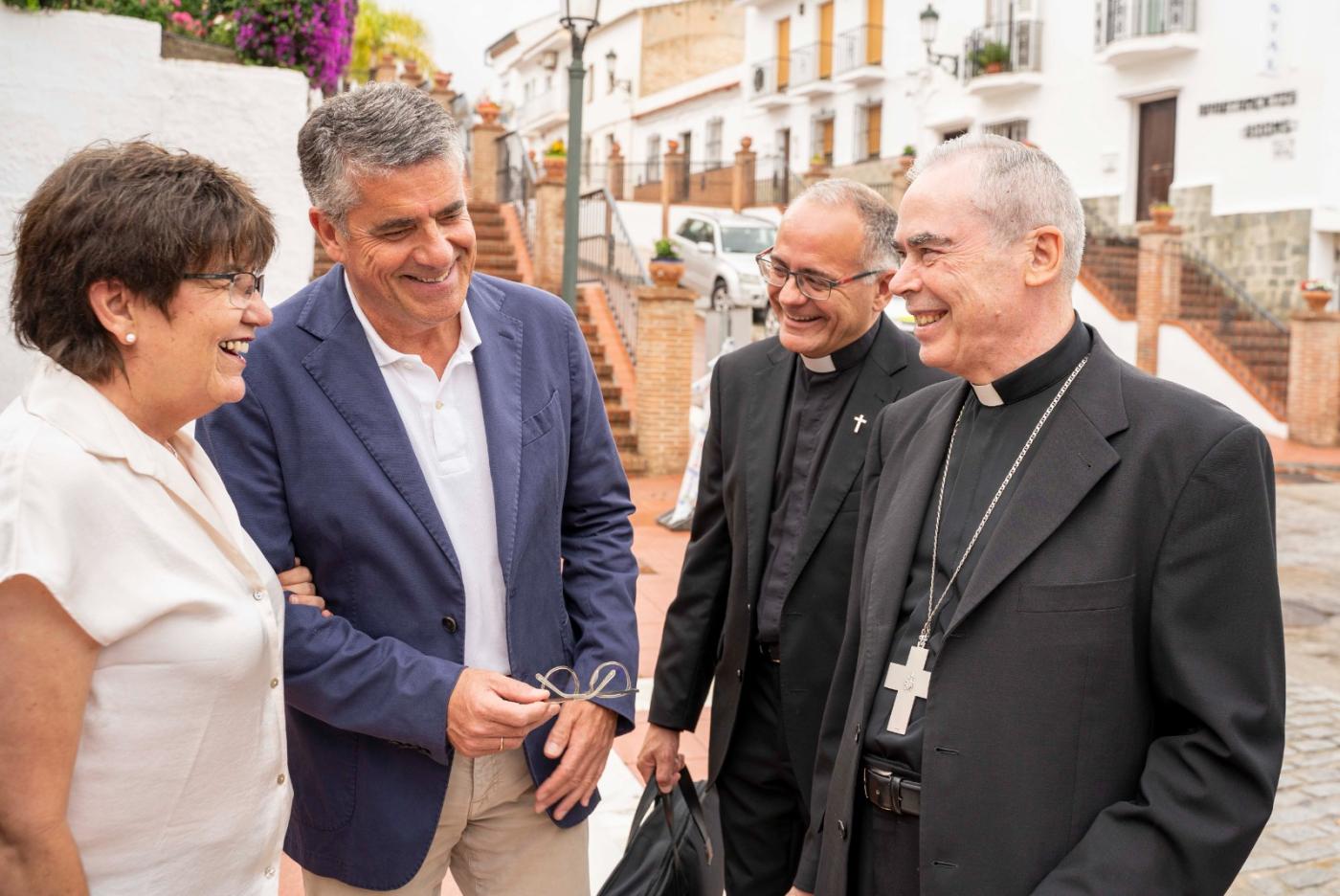 D. Jesús visita la parroquia de Maro y la Cueva de Nerja
