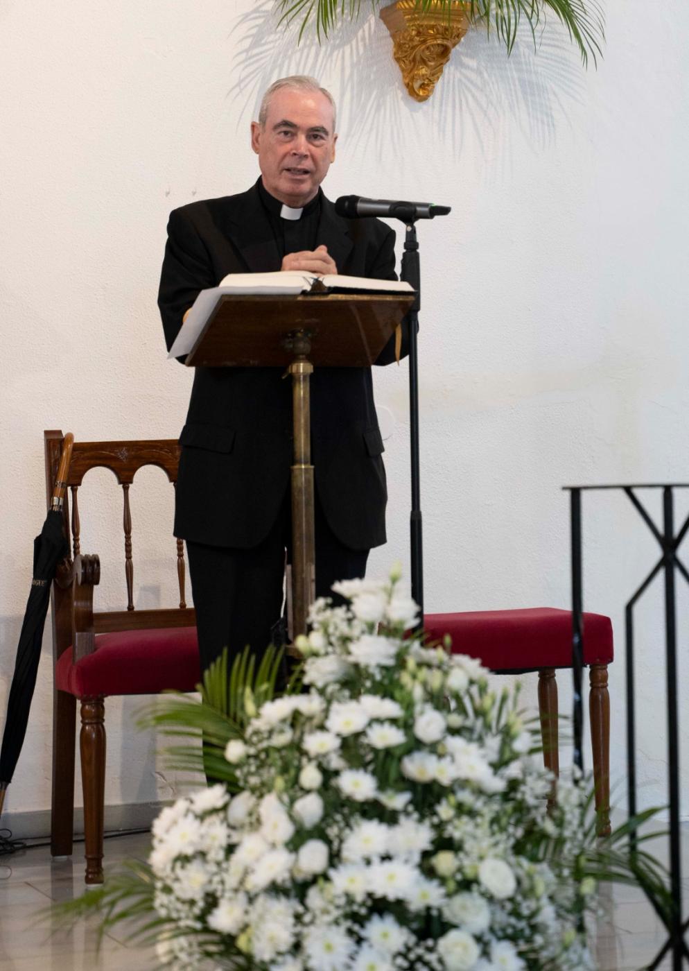 D. Jesús visita la parroquia de Maro y la Cueva de Nerja