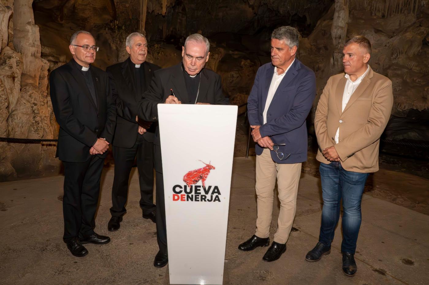 D. Jesús visita la parroquia de Maro y la Cueva de Nerja