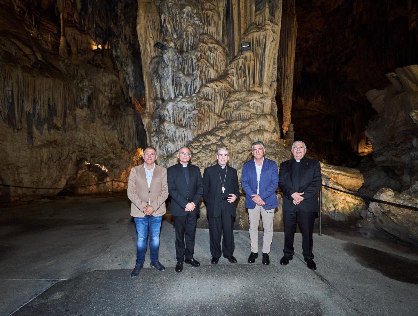 D. Jesús visita la parroquia de Maro y la Cueva de Nerja