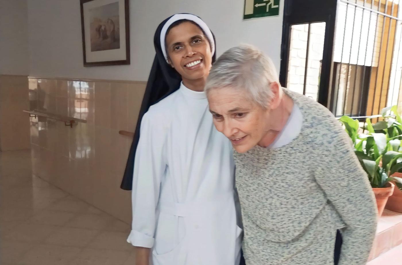Janice junto a la hermana Lisy María en Cottolengo de Málaga