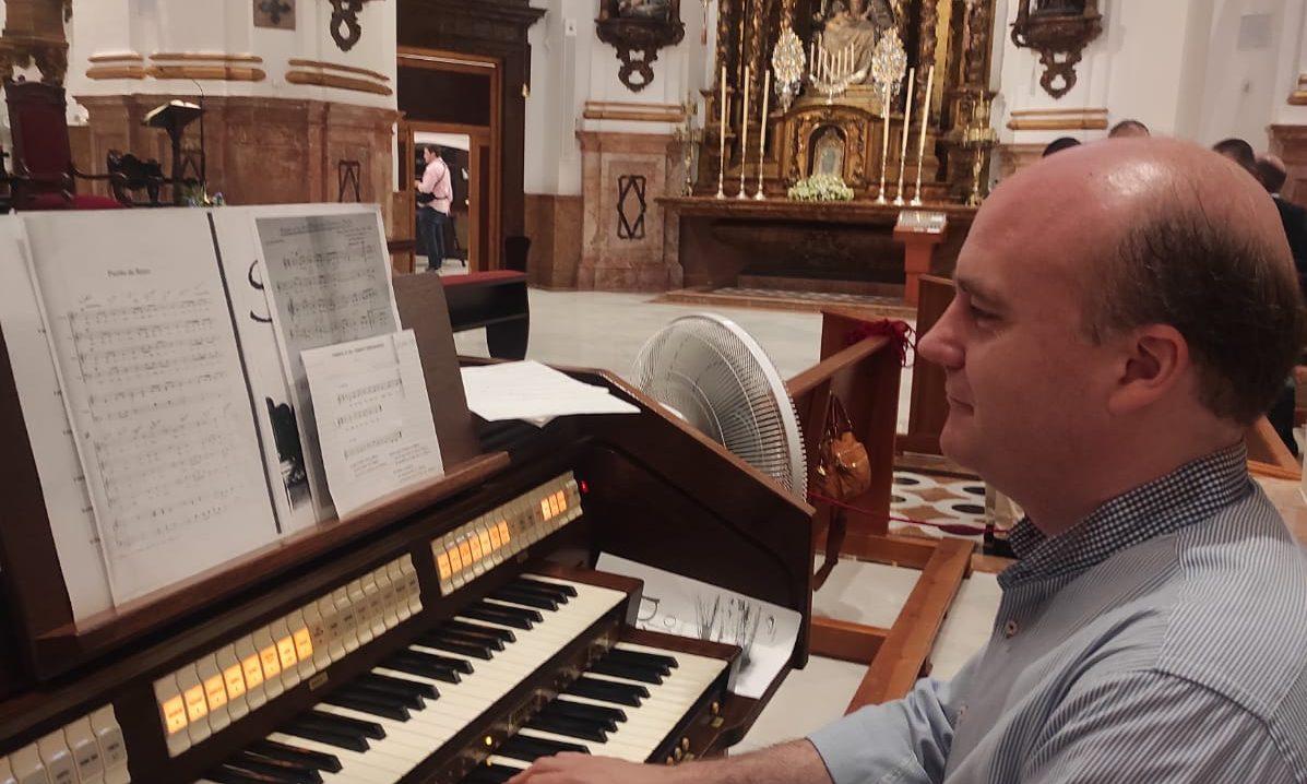 El organista Rubén Camacho en la Iglesia de los Santos Mártires Ciriaco y Paula