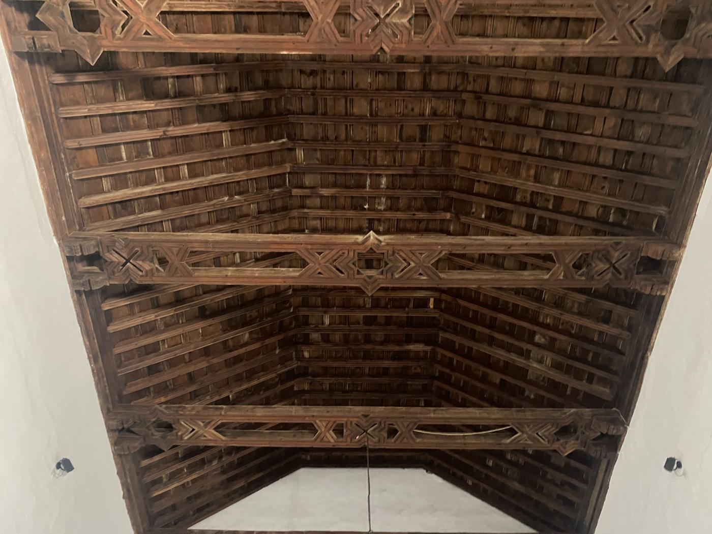 Artesonado de la ermita de Nuestra Señora de las Nieves, en Torrox, antes de ser restaurada