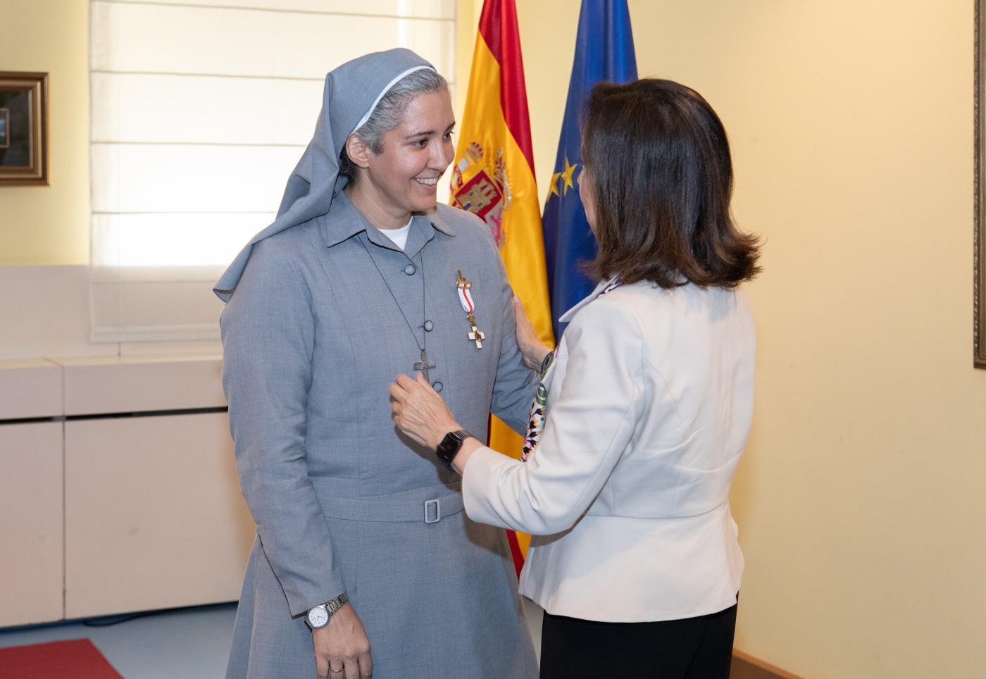 La religiosa melillense Cristina Fernández Hoyos recibe la Cruz del Mérito Militar