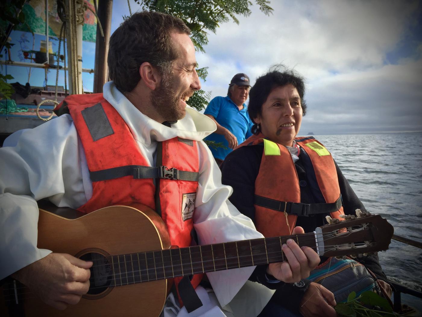 Cristóbal Fones SJ en las islas Desertores, al sur de Chile