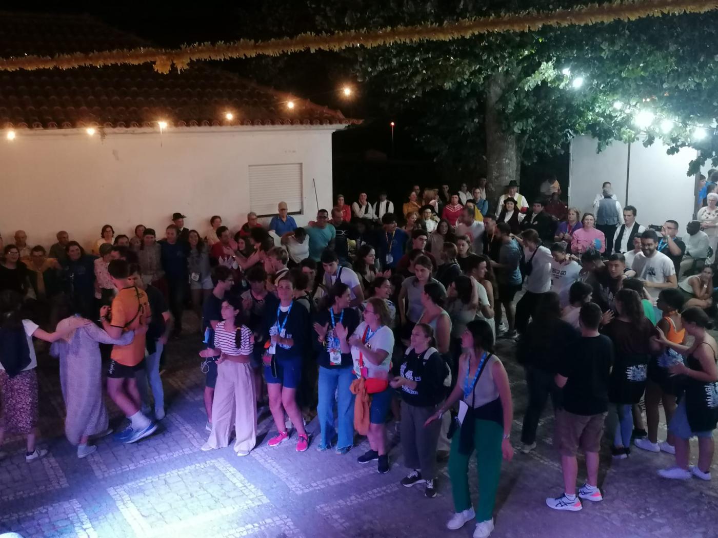 Fiesta tradicional con bailes típicos y comida portuguesa